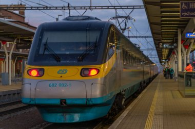 Olomouc 02 01 2025 gündoğumu renklerinde uzun platformları olan ana istasyon