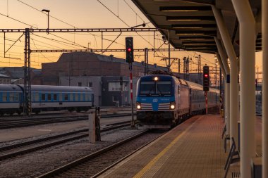 Olomouc 02 01 2025 gündoğumu renklerinde uzun platformları olan ana istasyon