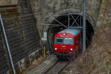 Avusturya 'daki elektrik trenleri kışın Semmering Avusturya yakınlarında karsız geçer.