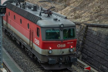 Avusturya 'daki elektrik trenleri kışın Semmering Avusturya yakınlarında karsız geçer.