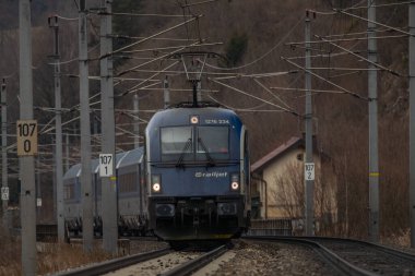Avusturya 'daki elektrik trenleri kışın Semmering Avusturya yakınlarında karsız geçer.