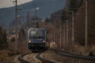 Avusturya 'daki elektrik trenleri kışın Semmering Avusturya yakınlarında karsız geçer.