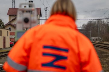 İstasyon Hrady CZ 02 06 2025 'te elektrikli yolcu ünitesi olan demiryolu mühendisiyiz.