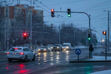 Ceske Budejovice CZ 02 12 2025 'te yağışlı kış sabahında mavi saat