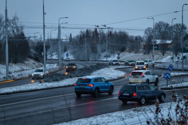 Ceske Budejovice CZ 02 12 2025 'te yağışlı kış sabahında mavi saat