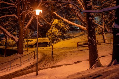 Liberec CZ 02 15 2025 'in renkli sokaklarında soğuk karlı bir kış akşamı