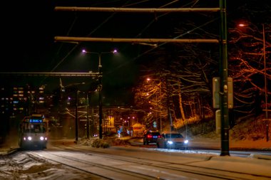 Liberec CZ 02 15 2025 'in renkli sokaklarında soğuk karlı bir kış akşamı