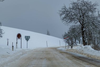Rasovka CZ 02 15 2025 'te Liberec kenti yakınlarında soğuk karlı bir gün