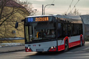 Usti nad Labem CZ 02 22 2025 'te tramvay otobüsüyle mavi saat bulutlu bir kış.