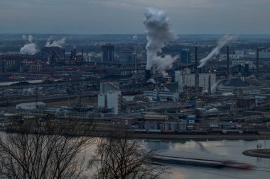 Şehir ve fabrikalar için tepeden mavi saat bulutlu kış manzarası Linz Avusturya 02 28 2025