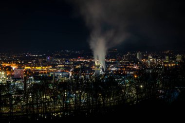 Linz Avusturya 'daki şehir ve fabrikaların kış manzarası.