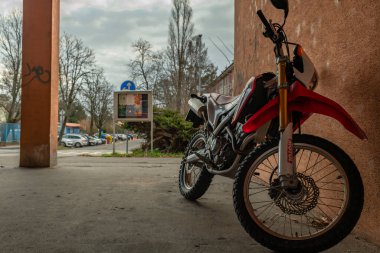 Bulutlu bir kış sabahı Bratislava 'da Nova Raca' nın sokaklarında.