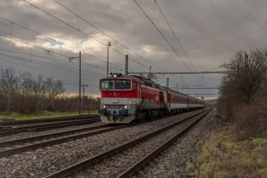Bratislava 'daki Nova Raca şehrinin yakınlarında bulutlu bir kış sabahı. 01: 11 2025