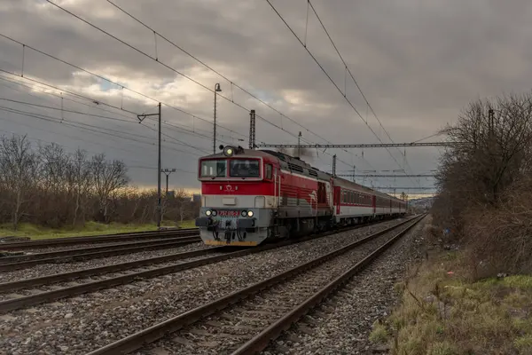 Bratislava 'daki Nova Raca şehrinin yakınlarında bulutlu bir kış sabahı. 01: 11 2025