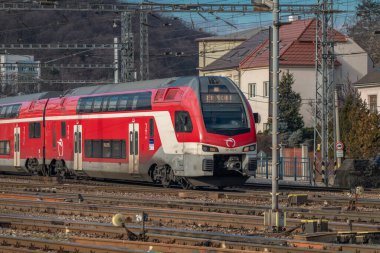 Bratislava Slovakya ana istasyonunda güneşli bir kış günü 01: 11 2025