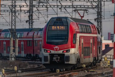 Bratislava Slovakya ana istasyonunda güneşli bir kış günü 01: 11 2025