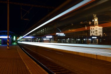 Prag CZ 01 11 2025 platformunun yakınındaki kış akşamında ana başkent.