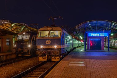 Prag CZ 01 11 2025 platformunun yakınındaki kış akşamında ana başkent.