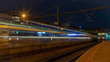 Prag CZ 01 11 2025 platformunun yakınındaki kış akşamında ana başkent.