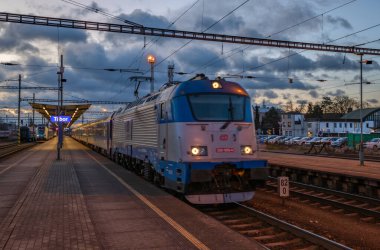 Tabor CZ 01 10 2025 'teki istasyon platformunun yakınında soğuk kış mavi saati