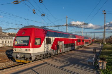 Bratislava Slovakya ana istasyonunda güneşli bir kış günü 01: 10 2025