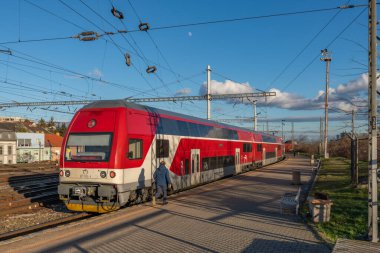 Bratislava Slovakya ana istasyonunda güneşli bir kış günü 01: 10 2025