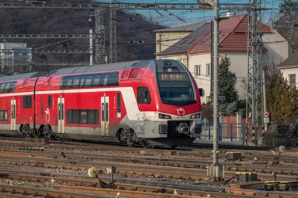 Bratislava Slovakya ana istasyonunda güneşli bir kış günü 01: 11 2025