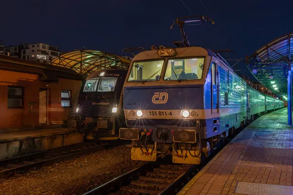 Prag CZ 01 11 2025 platformunun yakınındaki kış akşamında ana başkent.