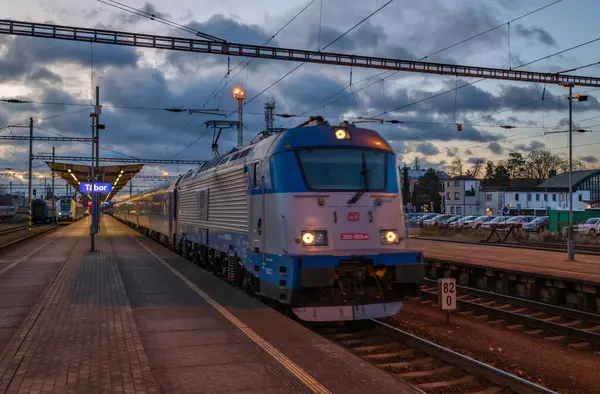 Tabor CZ 01 10 2025 'teki istasyon platformunun yakınında soğuk kış mavi saati