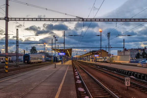 Tabor CZ 01 10 2025 'teki istasyon platformunun yakınında soğuk kış mavi saati
