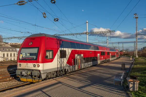 Bratislava Slovakya ana istasyonunda güneşli bir kış günü 01: 10 2025