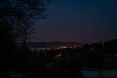 Kuzey Bohemya köyü yakınlarında güneş doğmadan önce Jablonecke Paseky CZ 03 10 2025