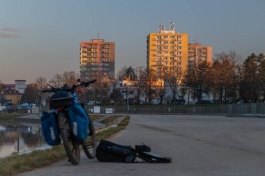 Ceske Budejovice CZ 03 21 2025 'teki Vltava nehrinin liman ve kıyısında mavi saat bloklu daireler.