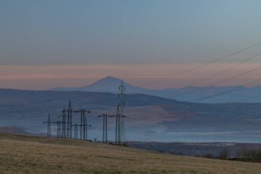 Strizovicky tepesinde gün doğumundan önceki kış sabahını izle