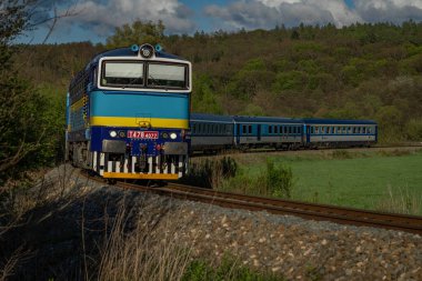Yolcu trenleri ilkbaharda Luhacovice CZ 04 19 2025 yakınlarında taze renk gününde