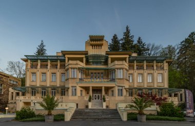 Spa 'nın sokaklarında bahar sabahı taze şehir Luhacovice 04 20 2025