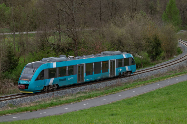 Пассажирские поезда весной свежего цвета возле Лугачовице CZ 04 19 2025