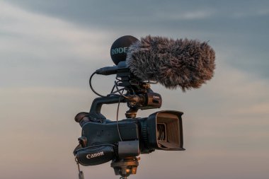 Vysoke nad Jizerou CZ 04 12 2025 yakınlarında gün batımına yakın dağlarda tripodlarda kamera ve mikrofonlar.