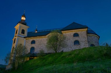 Neratov CZ 04 29 2025 'te güzel kilise ve yıldızların vitreous çatısı