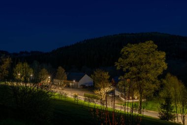 Yeni otel binaları ve yıldızlar bahar gecesi Neratov CZ 04 29 2025