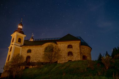 Neratov CZ 04 29 2025 'te güzel kilise ve yıldızların vitreous çatısı