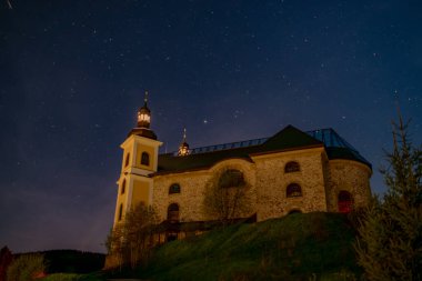 Neratov CZ 04 29 2025 'te güzel kilise ve yıldızların vitreous çatısı