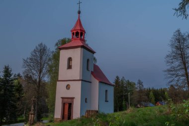 Cihak CZ 04 30 2025 'te gün batımından sonra mavi saatte eski bir şapel.