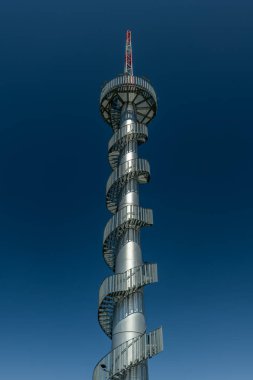 Novy Hradek CZ 28 2025 'teki Orlicke dağlarındaki yeşil çayırda gözcü kulesi.