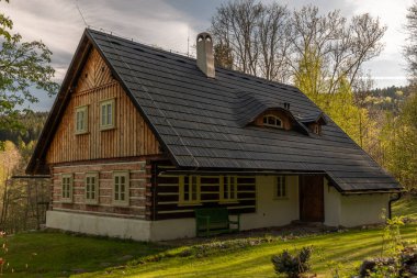 Neratov 'daki köy evleri ilkbahar renklerinde öğleden sonra CZ 04 29 2025