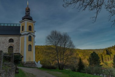 Neratov CZ 04 29 2025 'te güzel kilise ve yıldızların vitreous çatısı