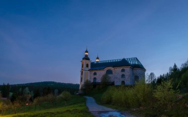 Neratov CZ 04 29 2025 'te güzel kilise ve yıldızların vitreous çatısı