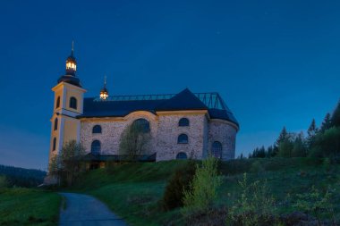 Neratov CZ 04 29 2025 'te güzel kilise ve yıldızların vitreous çatısı