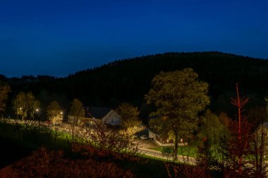 Yeni otel binaları ve yıldızlar bahar gecesi Neratov CZ 04 29 2025
