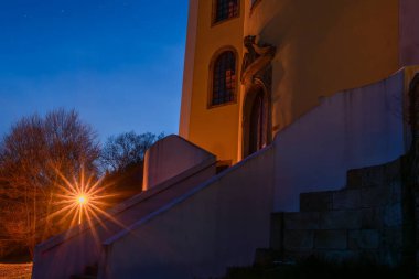 Neratov CZ 04 29 2025 'te güzel kilise ve yıldızların vitreous çatısı